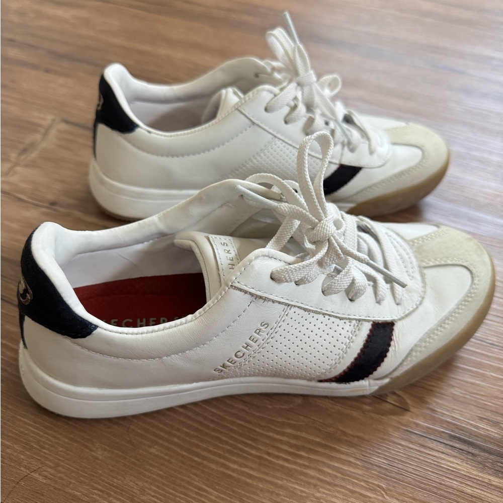 Skechers White and Black low pro sneakers- Y2K